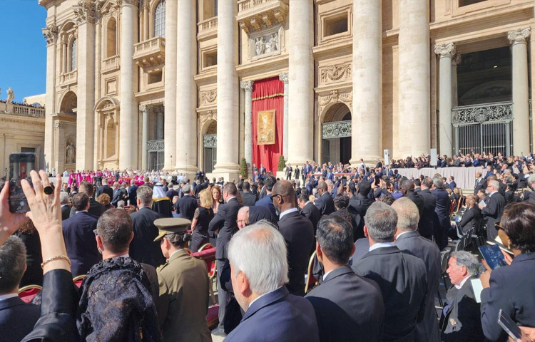 এরপর তিনি বিশ্বের ১৩০টিরও বেশি দেশের নেতাদের সঙ্গে দুই ঘণ্টাব্যাপী অন্ত্যেষ্টিক্রিয়া ধর্মীয় অনুষ্ঠানে যোগ দেন।