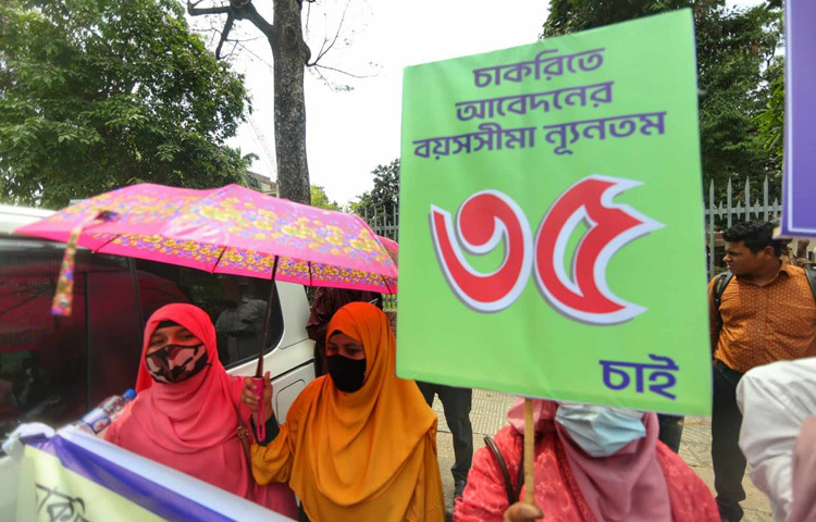 তারা বলেন, জনপ্রশাসন সংস্কার কমিশনের সুপারিশে চাকরিতে আবেদনের ন্যূনতম বয়স ৩৫ বছর করার কথা বলা হয়েছে। ক্ষেত্রবিশেষে বয়সসীমা উন্মুক্ত রাখার কথা বলা হয়েছে। কিন্তু অন্তর্বর্তী সরকার বয়সসীমা নির্ধারণ করেছে ৩২ বছর। বয়সসীমা বাড়ানোর দাবিতে তাই তারা এখানে সমাবেশ করছেন।