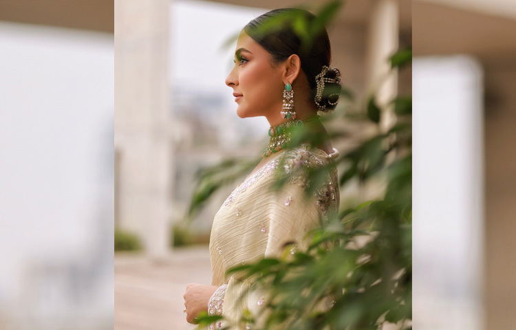 কাজল কালো চোখ, সুসজ্জিত ভ্রু যুগল, ঠোঁটে ন্যুড লিপস্টিক, গালে হালকা গোলাপি ব্লাশ অন, হীরার নাকফুল নাকে আর কপালে ছোট্ট পাথরের টিপে ভক্তদের ঘুম কেড়েছেন এই অভিনেত্রী।