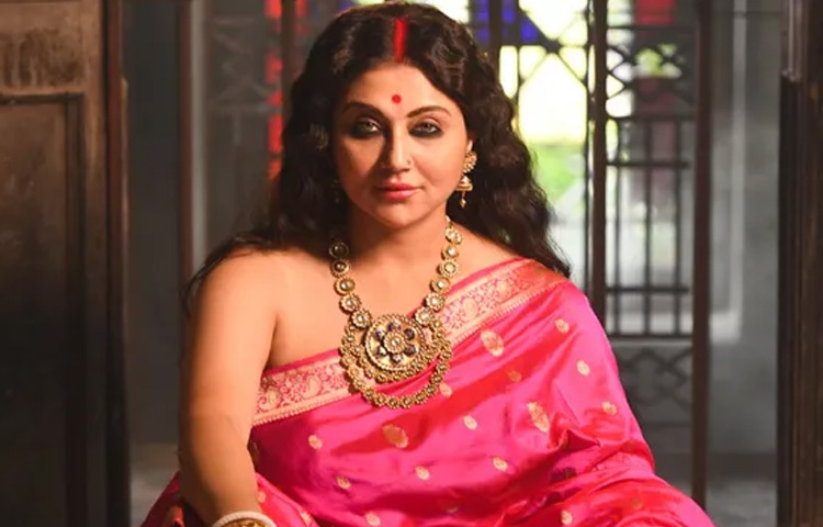 কখনো দৃপ্ত আত্মবিশ্বাস, কখনো মৃদু মায়া, ক্যামেরার সামনে তিনি যেমন, বাস্তবের মঞ্চেও তেমনই দুর্বার।