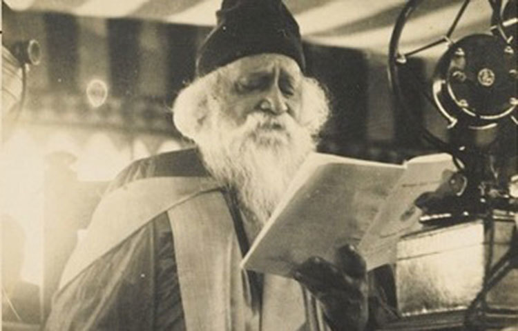 জীবদ্দশায় বিশ্বকবি তার কাব্য রচনায় ও আবৃত্তিতে মুগ্ধ করে রেখেছিলেন সব গুণগ্রাহীদের।