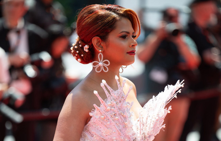 এ বছর কান উৎসবের অভিজ্ঞতা ছিল ভিন্নরকম। উৎসব শুরুর আগের দিন আয়োজকদের পক্ষ থেকে জানানো হয়, লাল গালিচায় বাড়তি ট্রেন বা অতিরিক্ত ভলিউমযুক্ত পোশাক নিষিদ্ধ। এতে একটু বিব্রত অবস্থায় পড়েছিলেন প্রিয়তি ও তার টিম, কারণ পোশাক তৈরির কাজ অনেক আগেই শেষ হয়েছিল। সবচেয়ে কষ্ট পেয়েছেন ডিজাইনাররা, যারা মাসের পর মাস ধরে এসব গাউন তৈরি করেছিলেন।