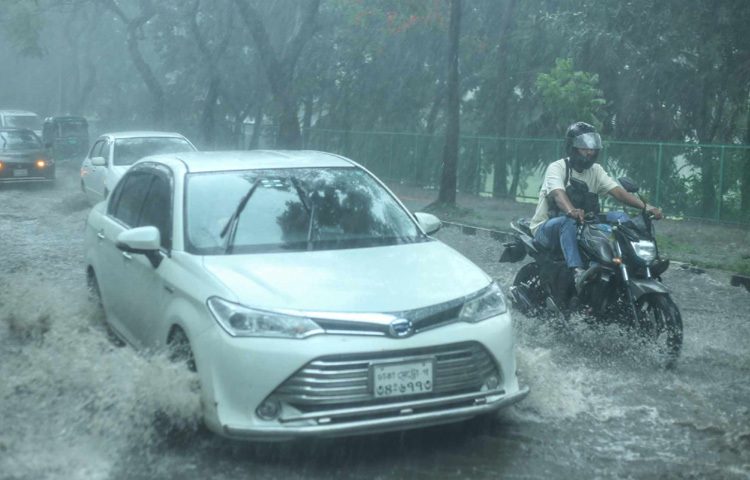 আজ সড়কে বাস ও প্রাইভেট গাড়ির সংখ্যা ছিল তুলনামূলক কম, তবে বৃষ্টির মধ্যেই জরুরি কাজে বের হওয়া মানুষ ছিল চোখে পড়ার মতো।