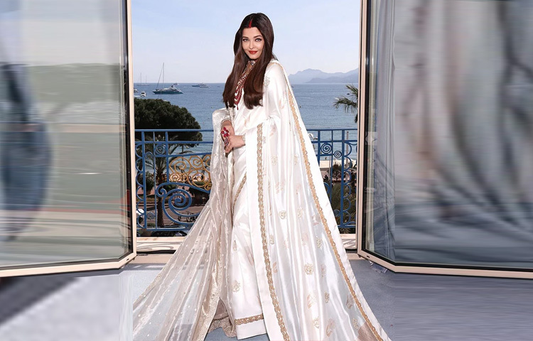 বেনারসির ঐতিহ্যবাহী বুননে মোড়ানো শাড়ির কোমল ছোঁয়া আর রুবি পাথরের ঝলমলে গহনার আলোর খেলা-সব মিলিয়ে যেন এক অপূর্ব মেলবন্ধন ঘটিয়েছিল এই সুন্দরী।