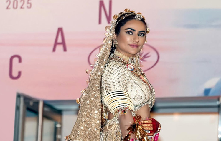 মাথার বিশেষ ব্রাইডাল টিকলি আর হাতের বৈশিষ্ট্যপূর্ণ চুড়ির সারির সঙ্গে দেখা যাচ্ছে লাল আলতার সাজ।