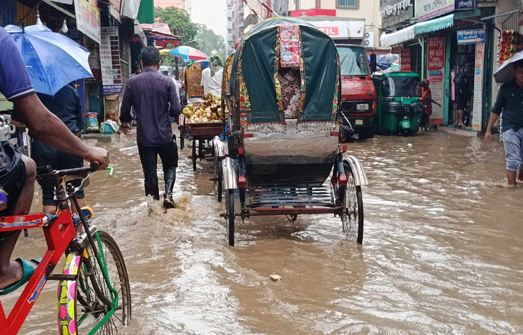 বৃষ্টির সঙ্গে কখনো কখনো ঝোড়ো হাওয়া থাকায় অনেকের কাপড়চোপড় ভিজে যায়। বিশেষ করে যারা গণপরিবহনের জন্য অপেক্ষায় ছিলেন, তাদের দুর্ভোগ ছিল সবচেয়ে বেশি।