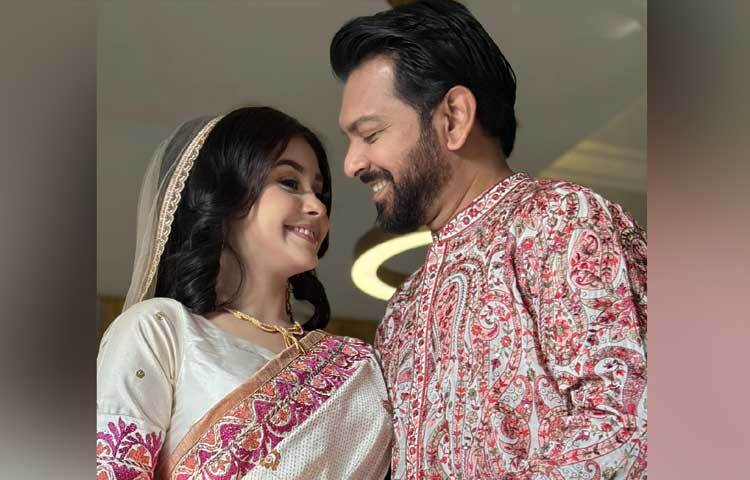 বিয়ের দিন দুজনেই অফ হোয়াইটে গোলাপি ও লালসহ বাহারি রঙের সুতার কাজ করা পোশাক পরেন।