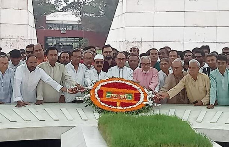 বিএনপির স্থায়ী কমিটির সদস্য মির্জা আব্বাস বলেছেন, ঈদ মানে খুশি, কিন্তু এই খুশির মন-মানসিকতা আজ বাংলাদেশের জনগণের মাঝে নেই। আজ সারাদেশের মানুষ অক্টোপাসের মতো বন্দি অবস্থায় আছে। আমরা কোনো দিক দিয়ে ভালো অবস্থানে নেই। ঈদুল আজহা উপলক্ষে আজ দুপুরে রাজধানীর শেরে বাংলা নগরে বিএনপির প্রতিষ্ঠাতা জিয়াউর রহমানের সমাধিতে পুষ্পস্তবক অর্পণ শেষে সাংবাদিকদের একথা বলেন তিনি। ছবি- সংগৃহীত