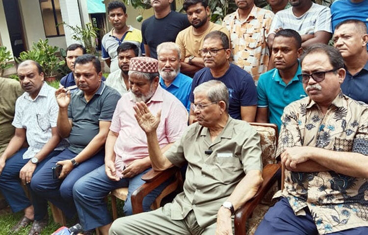 বিএনপির মহাসচিব মির্জা ফখরুল ইসলাম আলমগীর বলেছেন, সেন্টমার্টিনে গোলাগুলি হচ্ছে। মিয়ানমারের যুদ্ধজাহাজও সেখানে দেখা যাচ্ছে। এটা বাংলাদেশের জন্য হুমকি। দুর্ভাগ্যের বিষয় হলো এই অনির্বাচিত সরকার, দখলদারিত্বের সরকার এখন পর্যন্ত কোনো স্টেটমেন্ট দেয়নি। কোনো ব্যবস্থা নেয়নি। সেন্টমার্টিন ইস্যুতে সরকারের পদত্যাগ করা উচিত। আজ দুপুর ২টায় ঠাকুরগাঁও শহরের নিজ বাসভবনে মতবিনিময় সভায় সাংবাদিকদের তিনি এসব কথা বলেন। ছবি- সংগৃহীত