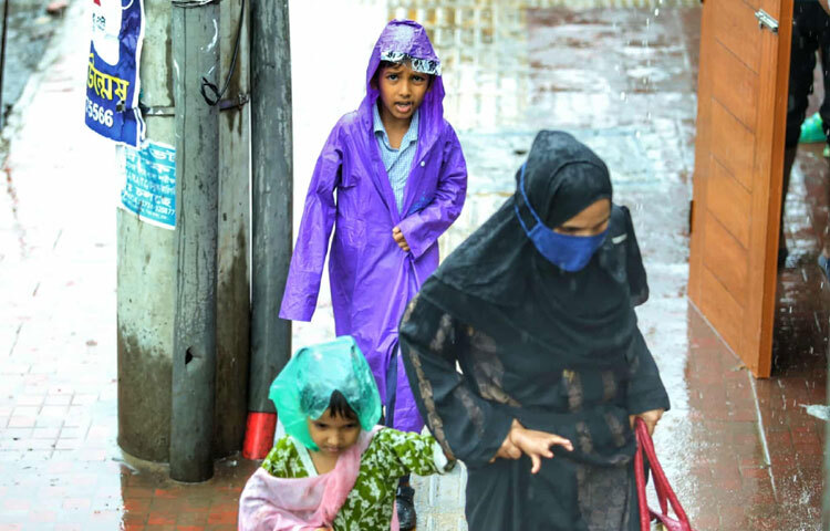 ঢাকার বৃষ্টি এমনই। এই শহরের মতোই হঠাৎ আসে, হঠাৎ চলে যায়, কিন্তু থেকে যায় কিছু মুহূর্ত-যা ব্যস্ত জীবনের মাঝে একটু থেমে যাওয়ার সুযোগ দেয়।