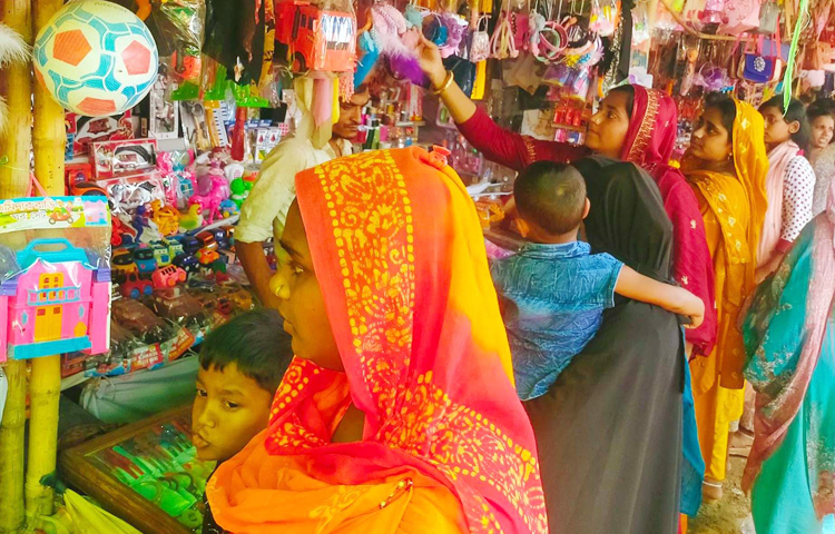 বগুড়ার শেরপুর উপজেলায় প্রতি বছর বারুণী মেলা শেষে ‘বউ মেলা’ অনুষ্ঠিত হয়ে আসছে। এরই ধারাবাহিকতায় আজ উপজেলার গাড়ীদহ ইউনিয়নের করতোয়া নদীর পশ্চিম কোলঘেঁষে এ মেলা বসে। ছবি: জাগো নিউজ