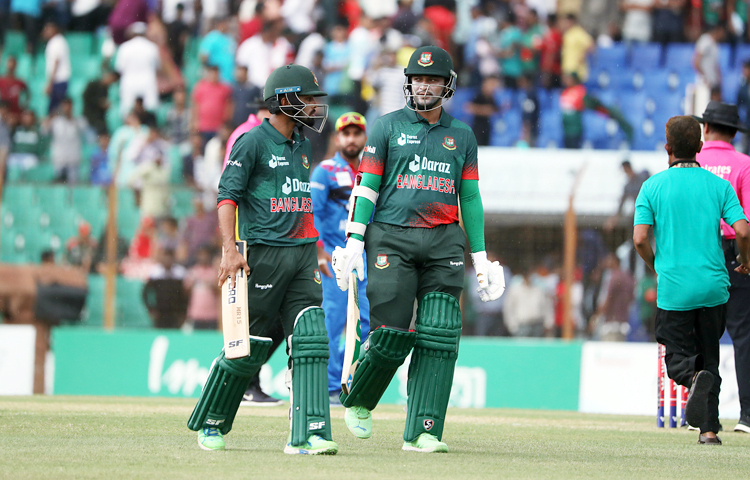 তিন ম্যাচের ওয়ানডে সিরিজের প্রথমটিতে টস হেরে ব্যাটিংয়ে নামে বাংলাদেশ। আজ চট্টগ্রামের জহুর আহমেদ চৌধুরী স্টেডিয়ামে টস করতে নেমে জয় পান আফগান অধিনায়ক হাশমতউল্লাহ শহিদি। টস জিতে বাংলাদেশ অধিনায়ক তামিম ইকবালকে ব্যাট করার আমন্ত্রণ জানান তিনি। ছবি: