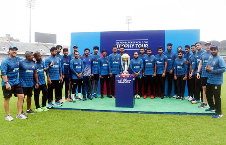 আজ মিরপুরে বিশেষায়িতদের জন্য বিশ্বকাপ ট্রফি প্রদর্শনীর আয়োজন করা হয়। মিরপুরে বাংলাদেশ দলের সাবেক এবং বর্তমান ক্রিকেটার, নারী দলের ক্রিকেটার, ক্রিকেট সংগঠক, কর্মকর্তা এবং মিডিয়াকর্মীদের জন্য প্রদর্শন করা হয় বিশ্বকাপ ট্রফি। ছবি: সংগৃহীত