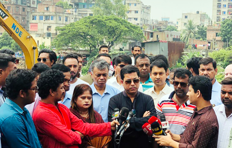 আদি বুড়িগঙ্গা চ্যানেল হাতিরঝিলের চেয়েও বেশি নান্দনিক করে গড়ে তোলার পরিকল্পনা রয়েছে বলে জানিয়েছেন ঢাকা দক্ষিণ সিটি করপোরেশনের (ডিএসসিসি) মেয়র শেখ ফজলে নূর তাপস। আজ চলমান কার্যক্রম পরিদর্শন শেষে গণমাধ্যমের সঙ্গে মতবিনিময়কালে এ কথা বলেন তিনি। ছবি: জাগো নিউজ