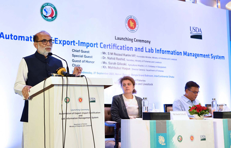 মৎস্য ও প্রাণিসম্পদ মন্ত্রী শ ম রেজাউল করিম ঢাকার হোটেল ইন্টারকন্টিনেন্টালে মৎস্য অধিদপ্তরের আমদানি-রপ্তানি সার্টিফিকেশন এবং ল্যাব ইনফরমেশন ম্যানেজমেন্ট সিস্টেমের অটোমেশনের উদ্বোধন অনুষ্ঠানে প্রধান অতিথির বক্তৃতা করেন। ছবি: পিআইডি