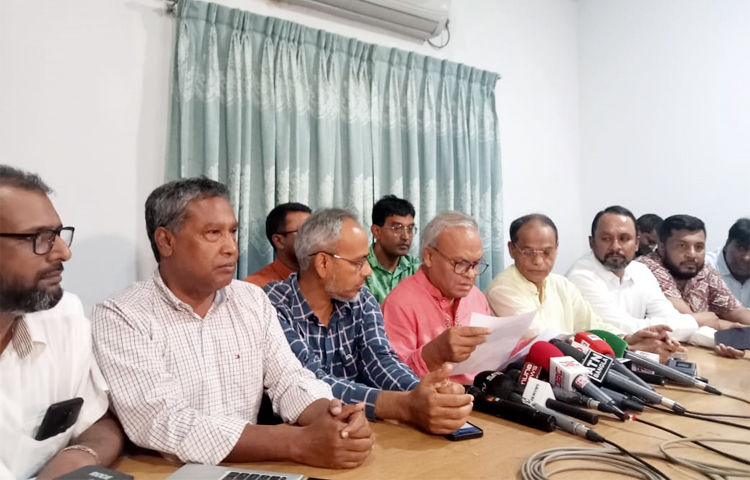 প্রধানমন্ত্রী এবং আইনমন্ত্রীর তামাশার হিংসাবৃত্তে বিএনপি চেয়ারপারসন খালেদা জিয়ার উন্নত চিকিৎসা আটকে রাখা হয়েছে বলে মন্তব্য করেছেন দলটির সিনিয়র যুগ্ম মহাসচিব রুহুল কবির রিজভী। আজ বিকেলে নয়াপল্টনে দলের কেন্দ্রীয় কার্যালয়ে এক সংবাদ সম্মেলনে তিনি এসব কথা বলেন। ছবি: জাগো নিউজ