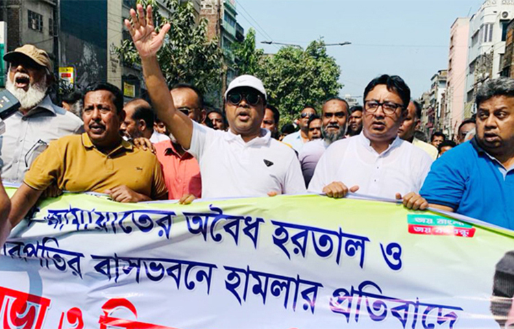 ‘নতুন প্রজন্ম হরতাল কী সেটাই জানে না। জনগণ হরতালকে আজ জাদুঘরে পাঠিয়ে দিয়েছে।’ আজ দুপুর ১২টায় পুরান ঢাকার নর্থ-সাউথ রোডে এক প্রতিবাদ সভায় এসব কথা বলেন আওয়ামী লীগের কেন্দ্রীয় কার্যনির্বাহী সংসদের সদস্য ও ঢাকা দক্ষিণ সিটি করপোরেশনের সাবেক মেয়র মোহাম্মদ সাঈদ খোকন। ছবি: জাগো নিউজ