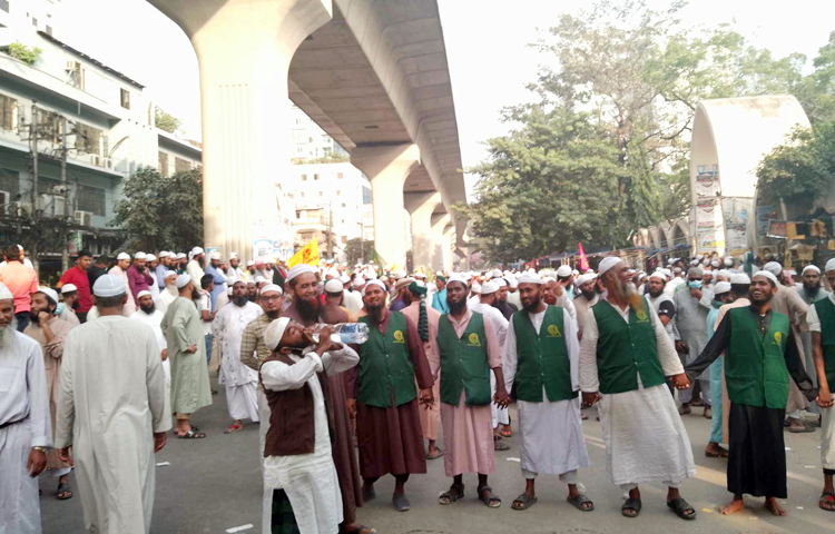 নির্বাচন কমিশন (ইসি) অভিমুখে যাত্রা করা ইসলামী আন্দোলনের গণমিছিলে ব্যারিকেড দিয়েছে পুলিশ। আজ রাজধানীর শান্তিনগরে তাদের আটকে দেওয়া হয়। এসময় মিছিল ছত্রভঙ্গ হয়ে যায়। এতে নেতৃত্ব দেন ইসলামী আন্দোলনের সিনিয়র প্রেসিডিয়াম সদস্য প্রিন্সিপাল সৈয়দ মুহাম্মদ মোসাদ্দেক বিল্লাহ। ছবি: সংগৃহীত