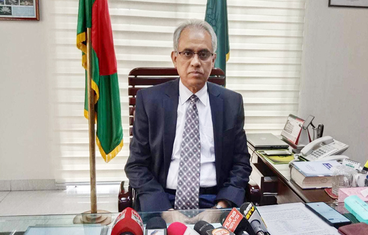 অযৌক্তিক কারণে প্রশাসনে কাউকে বদলি করা হবে না বলে জানিয়েছেন নির্বাচন কমিশনার (ইসি) মো.আলমগীর। আজ নির্বাচন ভবনে নিজ কার্যালয়ে এক সংবাদ সম্মেলনে এ কথা বলেন তিনি। ছবি: জাগো নিউজ