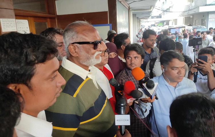 তৃণমূল বিএনপির মহাসচিব তৈমূর আলম খন্দকার বলেছেন, ‘আসন্ন দ্বাদশ জাতীয় সংসদ নির্বাচন অবাধ, সুষ্ঠু, নিরপেক্ষ ও অংশগ্রহণমূলক না হলে যে জাতীয় সংকট সৃষ্টি হবে, সেই সংকটের ভুক্তভোগী হবেন প্রধানমন্ত্রী।’ আজ সকালে ঢাকা বিভাগীয় কমিশনারের কার্যালয়ে ঢাকা-৮ আসনের প্রার্থীকে সঙ্গে নিয়ে মনোনয়নপত্র দাখিল শেষে তিনি এ মন্তব্য করেন। ছবি: জাগো নিউজ