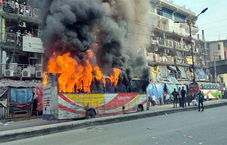 রাজধানীর গুলিস্তানের ফুলবাড়িয়ায় ভিক্টর পরিবহনের একটি যাত্রীবাহী বাসে আগুন দিয়েছে দুর্বৃত্তরা। আজ দুপুর আড়াইটায় এ ঘটনা ঘটে। আগুন নেভাতে ফায়ার সার্ভিসের দুটি ইউনিট কাজ করে। বিষয়টি নিশ্চিত করেন ফায়ার সার্ভিসের কর্মকর্তা রাসি আল ফারুক। ছবি: সংগৃহীত