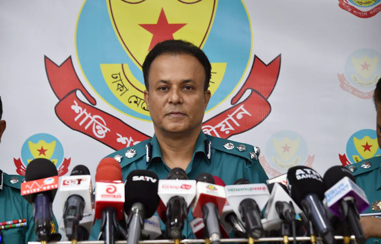 গত ২৮ অক্টোবর ঢাকায় বিএনপির মহাসমাবেশ পণ্ড হওয়ার পর থেকে দলটি ধারাবাহিকভাবে হরতাল ও অবরোধ কর্মসূচি দিচ্ছে। হরতাল-অবরোধের প্রথমদিকে ককটেল বিস্ফোরণের ব্যবহার কম থাকলেও গত দুই সপ্তাহ ধরে সেটি বেড়েছে। দুপুরে ঢাকা মেট্রোপলিটন পুলিশের (ডিএমপি) মিডিয়া সেন্টারে আয়োজিত সংবাদ সম্মেলনে এ তথ্য জানান ডিএমপির অতিরিক্ত কমিশনার (ক্রাইম অ্যান্ড অপারেশনস) ড. খ. মহিদ উদ্দিন। ছবি: জাগো নিউজ