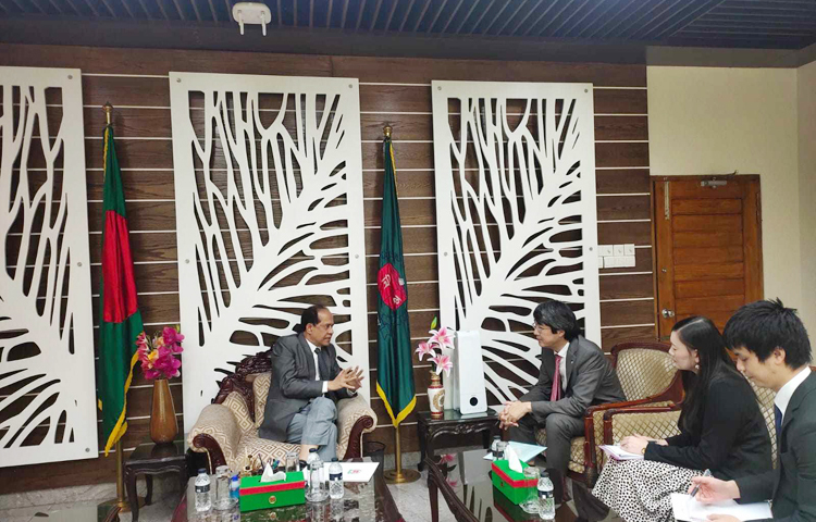 দ্বাদশ জাতীয় সংসদ নির্বাচনকে কেন্দ্র করে প্রধান নির্বাচন কমিশনার (সিইসি) কাজী হাবিবুল আউয়ালের সঙ্গে বৈঠক করেছে জাপানের রাষ্ট্রদূত ইওয়ামা কিমিনোরি। আজ দুপুর ১২টা ৫৭ মিনিটে রাজধানীর আগারগাঁওয়ে নির্বাচন কমিশনে (ইসি) এ বৈঠক হয়। ছবি- সংগৃহীত
