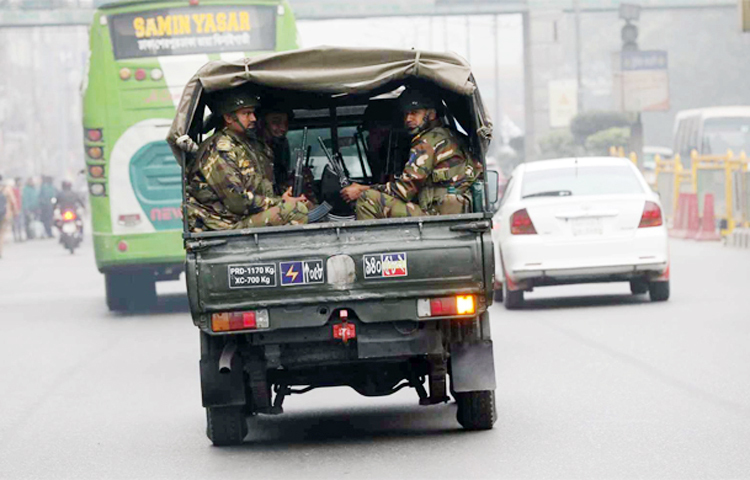 ৭ জানুয়ারি অনুষ্ঠেয় দ্বাদশ জাতীয় সংসদ নির্বাচন অবাধ, সুষ্ঠু, নিরপেক্ষ ও শান্তিপূর্ণভাবে সম্পন্ন করার লক্ষ্যে বেসামরিক প্রশাসনকে সহায়তা করতে মাঠে নেমেছে সশস্ত্র বাহিনী। আজ সকাল থেকে মাঠে নেমেছেন সশস্ত্র বাহিনীর সদস্যরা। ছবি: জাগো নিউজ