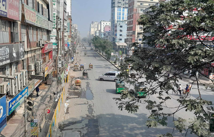 মাঝে মধ্যে কিছু সিএনজিচালিত অটোরিকশার দেখা মিললেও তার ভাড়া গুণতে হচ্ছে দ্বিগুণ। ছবি: জাগো নিউজ