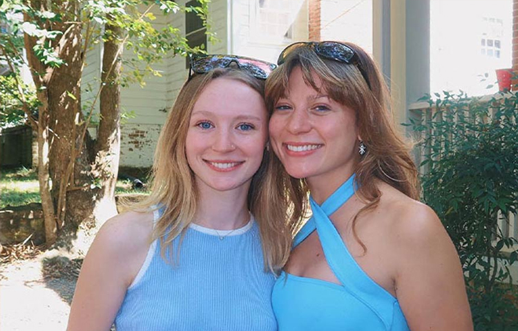 টুডেকে দেওয়া একটি সাক্ষাৎকারে তাদের মেয়ে রাচেল (২৪) বলেন, আমাদের বাড়িতে সব সময় অশান্তি লেগে থাকত। বাবা-মা যখন বিচ্ছেদের সিদ্ধান্ত নিলেন তখন আমরা সবাই ভেবেছিলাম যে এটাই ঠিক সিদ্ধান্ত। ছবি: সংগৃহীত