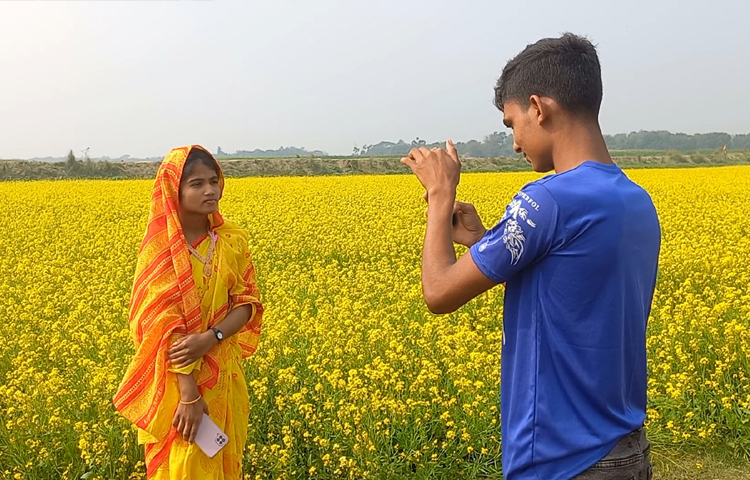 সরিষা চাষি আব্দুর রাজ্জাক খান, সুবল চন্দ্র প্রামাণিক এবং জিন্দার খা বলেন, ‘এখানে অনেক সরিষা হয়। এবার অন্য বছরের চেয়ে একটু খরচ বেশি পড়েছে। ফুলও অনেক দেখা যাচ্ছে। মৌমাছি না থাকায় ফলন ভালো হবে না। সরিষা ফুল দেখতে লোকজন আসে। ঘুরে ঘুরে দেখে আর ছবি তোলে। আমাদের ভালোই লাগে।’  ছবি: রুবেলুর রহমান
