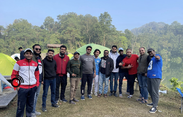 এক কিলোমিটার হাঁটা রাস্তার কিছু পথ মাড়িয়ে এলেও লেকের চোখজুড়ানো দৃশ্য দেখে সে কষ্ট উড়ে গেছে। ছবি: এম মাঈন উদ্দিন