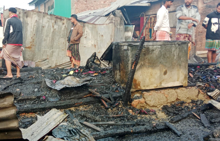 আজ সকাল ৬টায় বাগেরহাটের মোরেলগঞ্জের জিউধরা বাজারে অগ্নিকাণ্ডে ১৩টি দোকান আগুনে পুড়ে ছাই হয়ে গেছে। পুড়ে যাওয়া দোকানগুলোতে কাপড়, প্লাস্টিকসহ মুদি পণ্যসামগ্রী বেচাকেনা হতো। ছবি: জাগো নিউজ