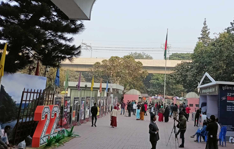 রেইনবো চলচ্চিত্র সংসদের উদ্যোগে আগামী ২৮ জানুয়ারি উৎসবের পর্দা নামবে। উৎসবে চলচ্চিত্র প্রদর্শনীর স্থানগুলো হচ্ছে- জাতীয় জাদুঘরের বঙ্গমাতা শেখ ফজিলাতুন্নেছা মুজিব মিলনায়তন ও কবি সুফিয়া কামাল মিলনায়তন, শিল্পকলা একাডেমির জাতীয় চিত্রশালা, নৃত্যশালা মিলনায়তন, অঁলিয়স ফ্রঁসেজ মিলনায়তন ও পররাষ্ট্র মন্ত্রণালয়ের একাডেমি মিলনায়তন। এসব মিলনায়তনের সব প্রদর্শনী বিনা মূল্যে উপভোগ করা যাবে। ছবি: মইনুল ইসলাম