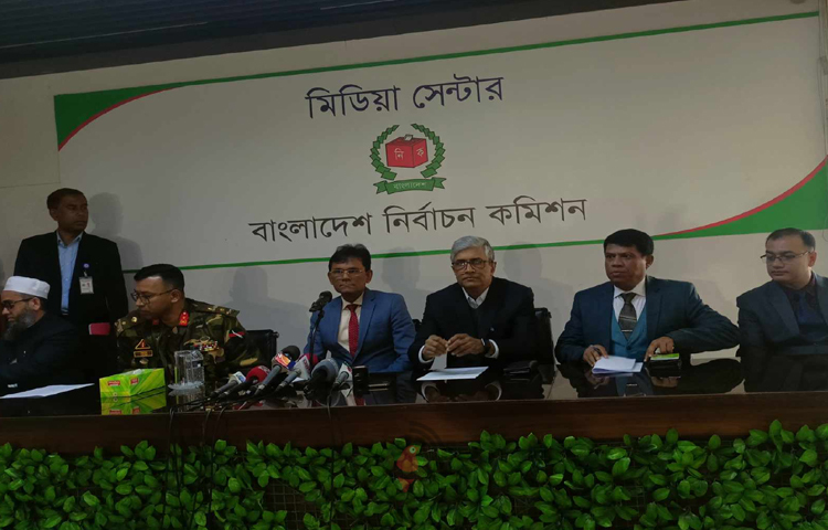 দেশে মোট ভোটার সংখ্যা বেড়ে ১২ কোটি ১৭ লাখ ৭৫ হাজার ৪৫০ জনে দাঁড়িয়েছে। আজ নির্বাচন কমিশনে (ইসি) এক সংবাদ সম্মেলনে এ তথ্য জানান অতিরিক্ত সচিব অশোক কুমার দেবনাথ। ছবি: মফিজুল সাদিক