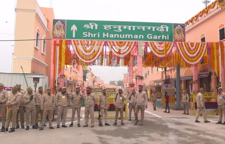 এরই মধ্যে রামমন্দিরের উদ্বোধন অনুষ্ঠানে অংশ নিতে পৌঁছেছেন বলিউড তারকারা। সিনেমা, রাজনীতি, খেলা-সহ বিভিন্ন ক্ষেত্রের তারকারা এসেছেন এই অনুষ্ঠানে। শ্রী রামজন্মভূমি ট্রাস্ট উদ্বোধনী অনুষ্ঠানে প্রায় আট হাজার মানুষকে আমন্ত্রণ জানিয়েছেন। তার মধ্যে রয়েছেন রাজনীতিবিদ, শিল্পপতি, বলিউড সুপারস্টারসহ আরও অনেকে। রাম মন্দিরের উদ্বোধন উপলক্ষে কড়া নিরাপত্তায় মুড়েছে পুরো নগরী। ছবি: সংগৃহীত