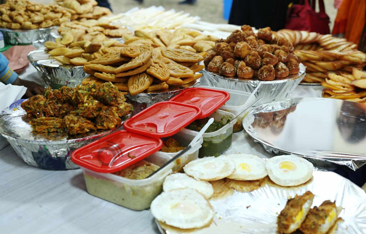 মজার মজার ঐতিহ্যবাহী দেশি পিঠার সম্ভার নিয়ে সাজানো হয়েছে স্টলগুলো। ছবি: মাহবুব আলম