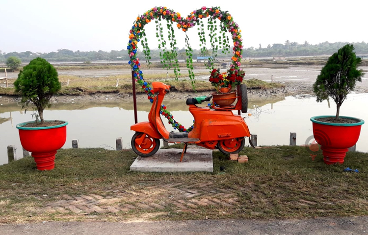 এই পর্যটন কেন্দ্রে সুন্দরবনের আদলে বিভিন্ন প্রজাতির বনজ বৃক্ষের চারা এনে রোপণ করে বনের সৃষ্টি করা হয়েছে। কেওড়া, বাইন, গোলপাতা, কাঁকড়া, নিম, সুন্দরী, হরকচাসহ বিভিন্ন প্রজাতির ফলজ ও বনজ উদ্ভিদ আছে বনটিতে। বনের পাশে প্রায় ১০ একর জমির বুকে আছে অনামিকা লেক। এই লেকে আছে শান বাঁধানো ঘাট। ছবি: আহসানুর রহমান রাজীব