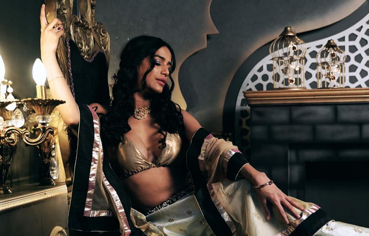 ২০২২ সালে একতা কাপুর প্রযোজিত রিয়েলিটি শো ‘লক আপ’-এ অংশ নেন পুনম। কিন্তু তার আগে বাস্তবে জেলখানা ঘোরা হয়ে গিয়েছিল তার। তাও আবার করোনাকালে আচরণবিধি ভঙ্গ করার জন্য। করোনার প্রথম ঢেউয়ের সময়ে রাস্তায় বের হওয়ায় নিষেধাজ্ঞা জারি করে ভারত সরকার। সেই সময় রাস্তায় স্বামী স্যাম বোম্বের সঙ্গে ঘুরে বেড়াতে দেখা যায় পুনমকে। এ সময় গ্রেফতার করে পুলিশ। যদিও কয়েক ঘণ্টার মধ্যেই ছাড়া পেয়ে যান অভিনেত্রী। ছবি: সংগৃহীত