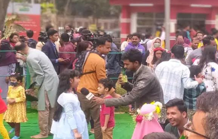 ‘চলছে গাড়ি সিসিমপুরে’ গানে শিশু চত্বরের স্টেজে আপন মনে নাচতে দেখা যায় শিশুদের। স্বর্গের সিঁড়ি বেয়ে নেমে আসা ছোট ছোট শিশুদের হাসি, উল্লাস, দৌড়াদৌড়ি, খুনসুটি, আবদার, মান-অভিমান, বড়দের সঙ্গে আড়ি, ঝগড়া, কান্না, লাফালাফি-সব কিছুর মধ্যে যে আনন্দ খুঁজে পাওয়া যায়, তা অন্য সব আনন্দকে ম্লান করে দেয়। ছবি: ইমন ইসলাম