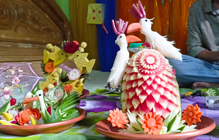 এরপর ২০১৭ সালে জুন মাসে তার বোনের বিয়েতে সুন্দর একটি ফুড কার্ভিং করে তাক লাগিয়ে দেন সবাইকে। তার এই কাজে মুগ্ধ হয়ে বাহবা দিতে থাকেন অনুষ্ঠানে অংশ নেওয়া সব আত্মীয়-স্বজনরা। অনেকেই তখন তাকে এই ফুড কার্ভিংটিকে ব্যবসা হিসেবে পরিধি বাড়াতে বলেন। ছবি: বিধান মজুমদার অনি