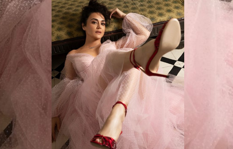 তবে এবার তিনি আলোচনায় এসেছেন নিজের ইনস্টাগ্রামে কিছু ছবি শেয়ার করে। ছবি: ইনস্টাগ্রাম