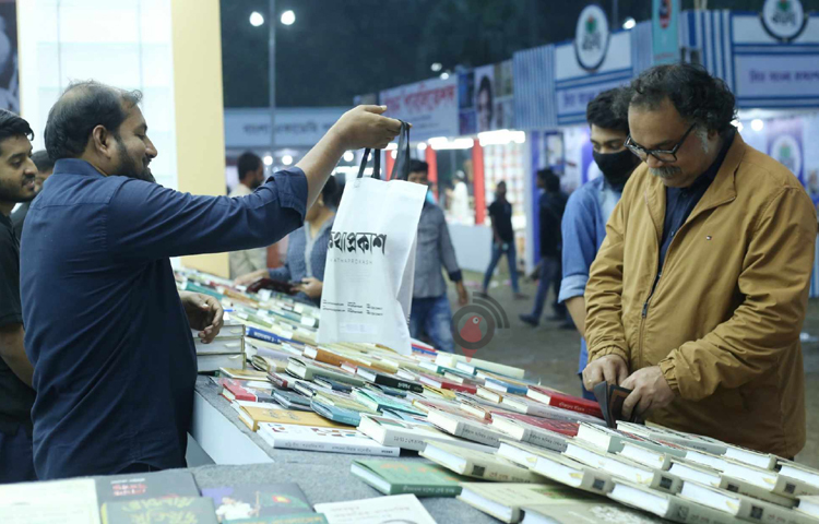 নিজের পছন্দের বই কিনে নিচ্ছেন এক বইপ্রেমী। ছবি: মাহবুব আলম