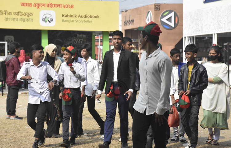এ মেলায় ভিড় করছেন বইপ্রেমীরা। ঘুরে বেড়াচ্ছেন শিক্ষার্থীরাও। ছবি: বিপ্লব দীক্ষিত