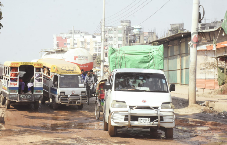 রাজধানীর যেসব এলাকায় সড়কে উন্নয়ন চলছে সব জায়গাতেই দুর্ভোগ মানুষের নিত্যসঙ্গী। ঢাকার দুই সিটি করপোরেশনের অধিকাংশ ওয়ার্ডেই চলছে বিভিন্ন সেবাদানকারী প্রতিষ্ঠানের খোঁড়াখুঁড়ি। ছবি: বিপ্লব দীক্ষিত
