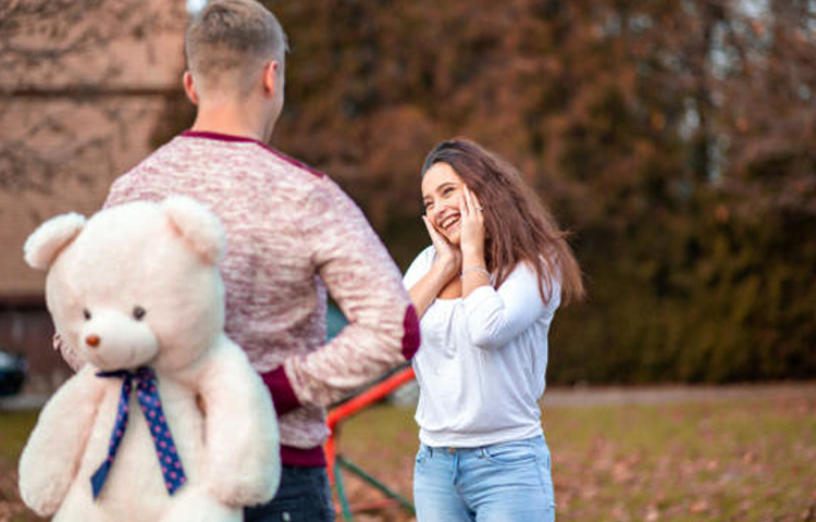 টেডি ডে’র সঙ্গে অনেকটাই জড়িয়ে আছে টেডির গল্প। টেডি উপহার হিসেবে খুব বেশি দিন বিখ্যাত হয়নি। গত শতক থেকে এটি উপহার হিসেবে জনপ্রিয় হয়। কিন্তু তার পেছনে আছে এক গল্প। মার্কিন যুক্তরাষ্ট্রের প্রেসিডেন্ট সেই গল্পের নায়ক। ছবি: সংগৃহীত