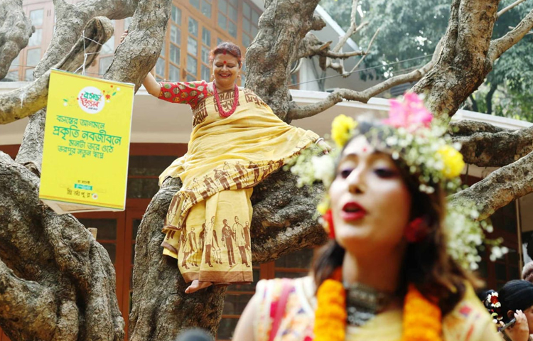 প্রকৃতির সঙ্গে রূপ বদলেছেন এক নারী। বয়স ভুলে নিজের শৈশবকে যেন আরও একবার আপন করে নিয়েছেন তিনি। ছবি: মাহবুব আলম