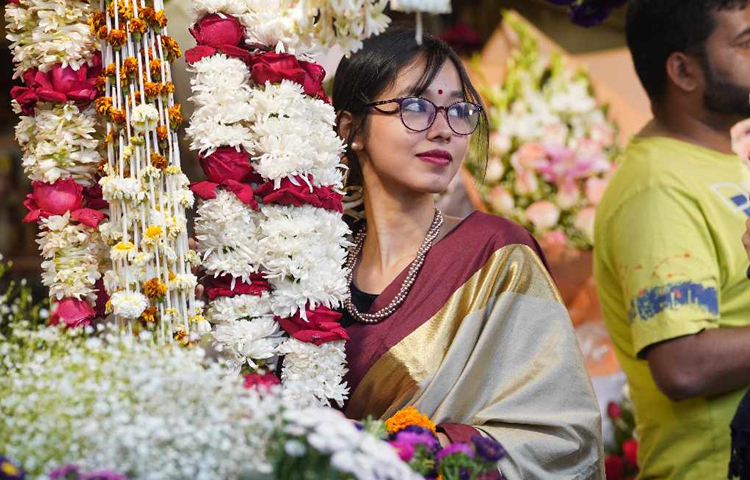 শাহবাগ মোড়ের ফুল দোকানগুলোতে লেগেছে ফাগুন ও ভালোবাসা দিবসের হাওয়া। ছবি: মাহবুব আলম