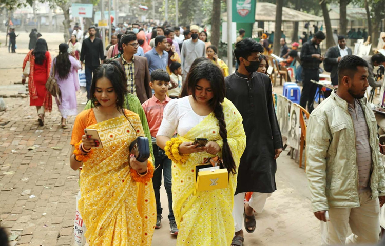 কেউ গল্প করছে, আবার কেউ ব্যস্ত বন্ধুদের সঙ্গে ছবি তুলতে। ছবি: মাহবুব আলম