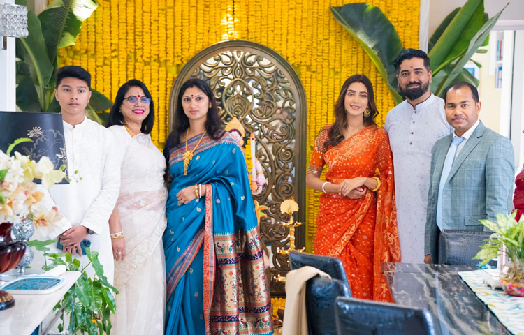 পরিবারের সঙ্গে তোলা বেশকিছু ছবি সামাজিক যোগাযোগ মাধ্যমে পোস্ট করেছেন মিম। ক্যাপশনে লিখেছেন, বাড়ির সরস্বতী পূজা…..সবাইকে পূজার শুভেচ্ছা। ছবি: ফেসবুক